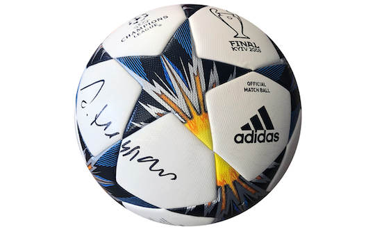 Originaler adidas Finale Kiev Spielball unterschrieben von Jupp Heynckes