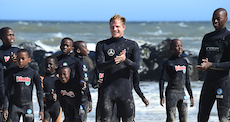 Sebastian Steudtner - Surfunterricht für Kinder in Afrika