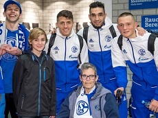 Spieler FC Schalke 04 bei einem Treffen mit Mitgliedern der Scha