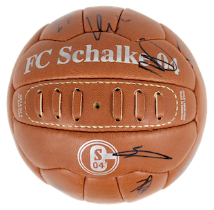 Teamsignierter Retro Ball vom FC Schalke 04