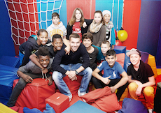 Lukas Podolski spielt mit Kindern - Lukas Podolski Foundation