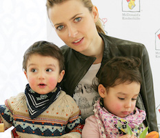 Eva Padberg with children of Ronald McDonald House Charities