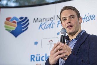 Manuel Neuer gibt Interview bei einem Event der Manuel Neuer Kids Foundation