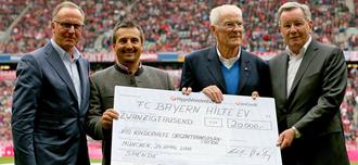Scheckübergabe FC Bayern Hilfe e.V. - Karl Heinz Rummenigge, Georg Hackl, Karl Hopfner