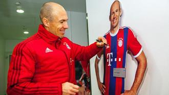 Arjen Robben signs life-size-player-figure from the FC Bayern Erlebniswelt