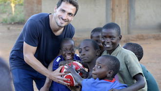 Mats Hummels plays with African children of the aid organization UNICEF