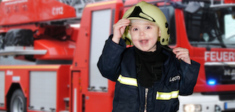 Kind in Feuerwehrkleidung 