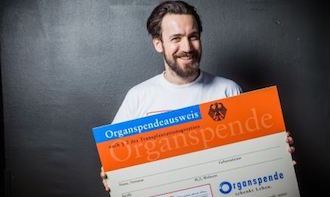 Botschafter der Hilfsorganisation Junge Helden Jan Koeppen mit Organspenderausweis