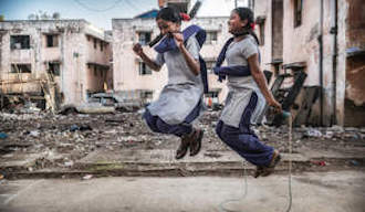 Kindernothilfe e.V. zwei Mädchen beim Seilspringen