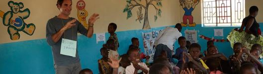 Roger Federer in einem Klassenzimmer einer afrikanischen Schule
