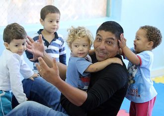 Giovane Elber plays with children